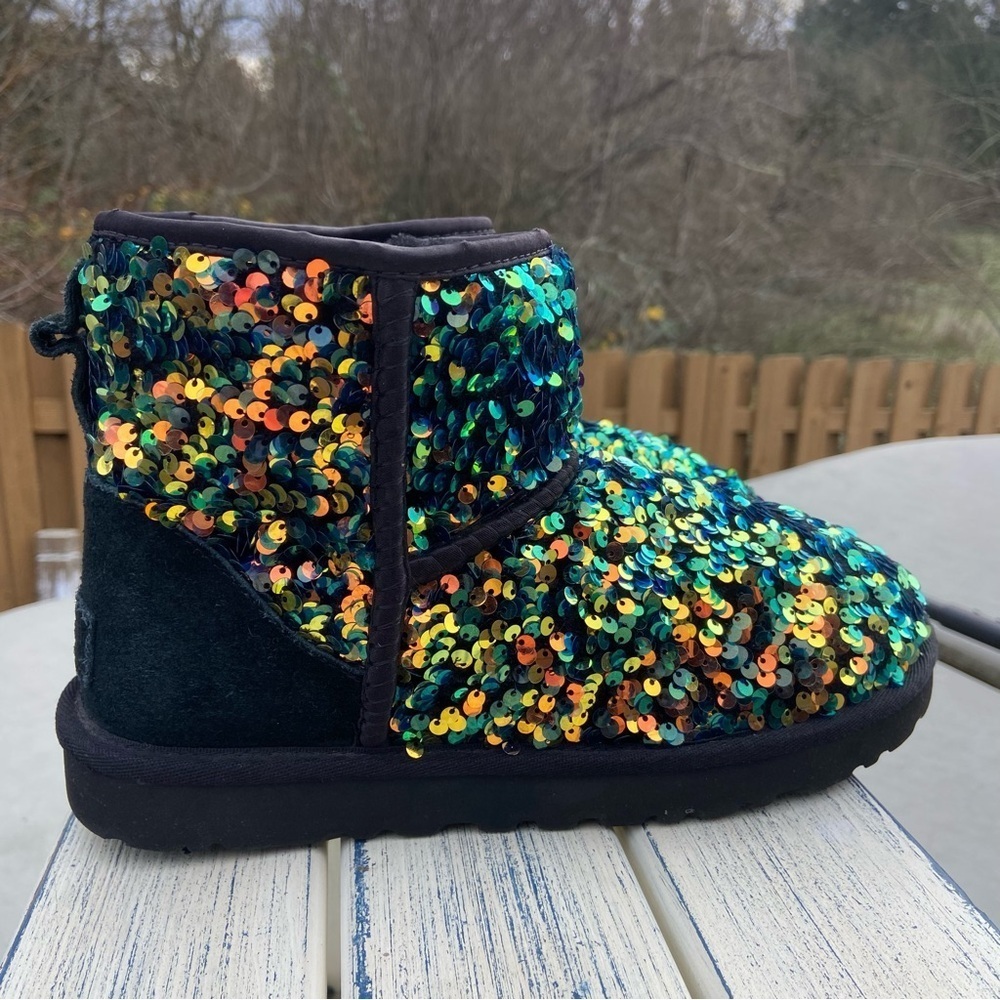 UGG Classic Short Sequin Boots | Youth 5 (Women’s 7) - Picture 5 of 8